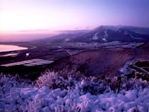 夕闇の磐梯山と猪苗代湖