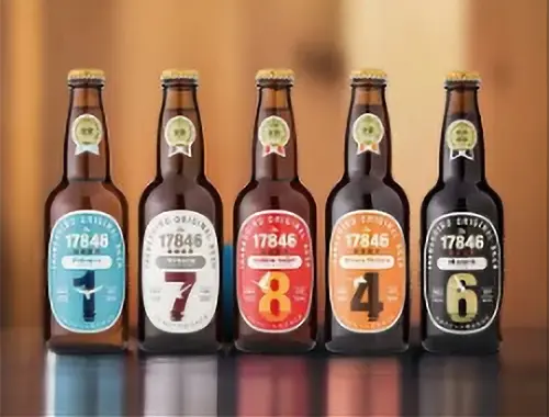 お酒の瓶が5本並んだ写真