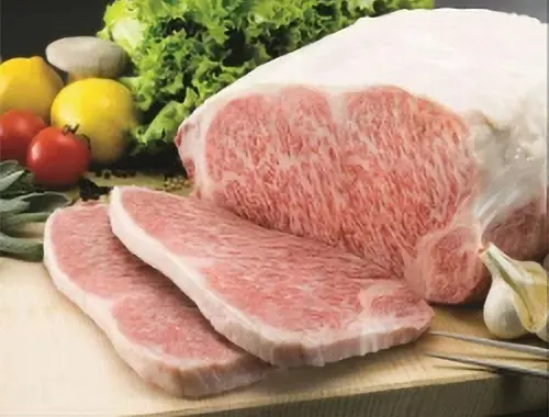 牛肉をカットした写真