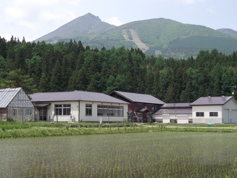 磐梯山をバックにした外観写真