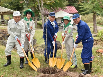 スコップを手に植樹する様子1
