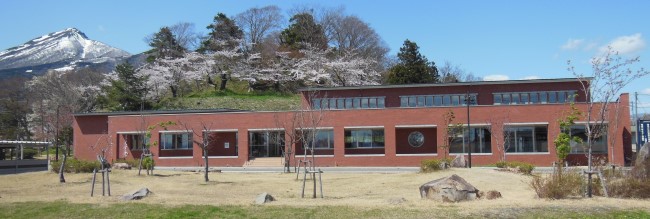 図書歴史情報館（和みいな）の外観