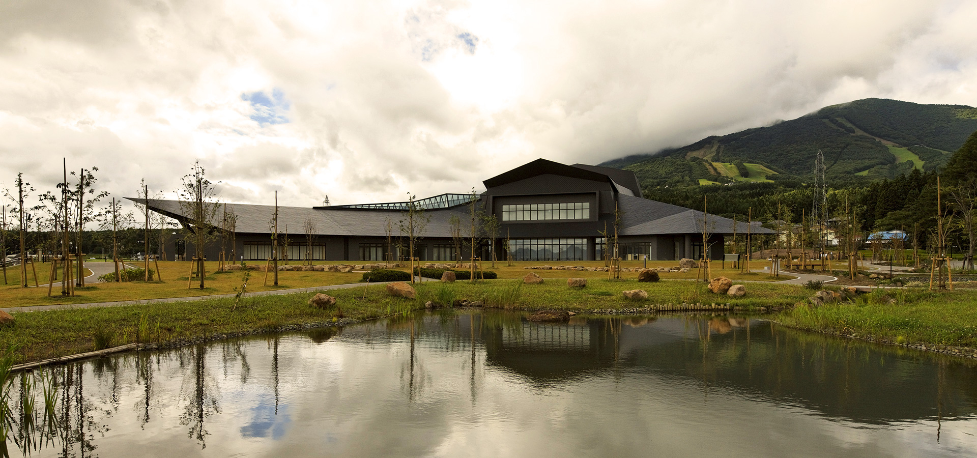 学びいなの池越しの外観
