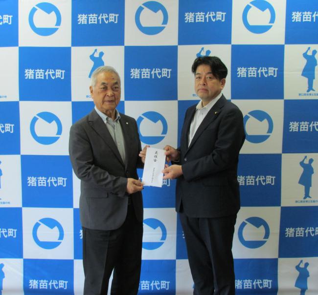 義援金を手渡す副議長