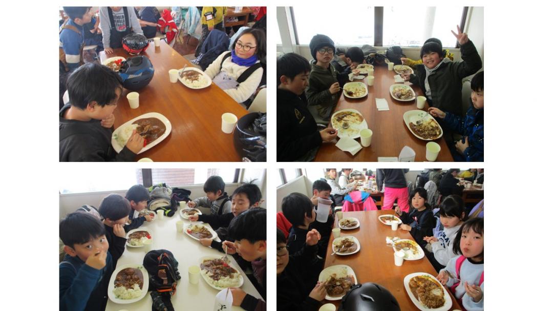 カレーを食べている様子